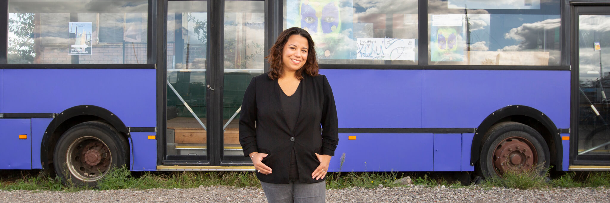 Raimke – spreker over onderwijs, studentenwelzijn, leiderschap en creativiteit, voor een paarse bus